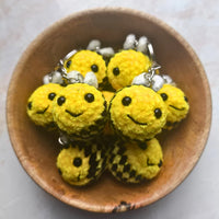 abeille au crochet porte clé fait à la main en occitanie-tarn-et-garonne