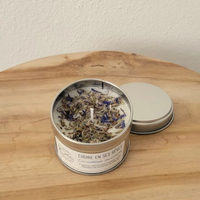 bougie-soin-energetique-energie-bien-etre-vegetale-artisanale-fait-main-fleurie-fleur-petales-paillette-micas-reves-projet-coire-action1