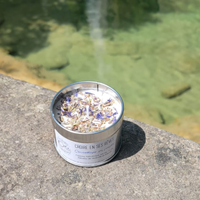 bougie-soin-energetique-energie-bien-etre-vegetale-artisanale-fait-main-fleurie-fleur-petales-paillette-micas-reves-projet-coire-actionF