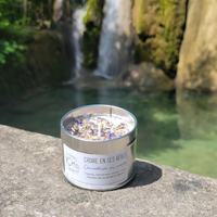 bougie-soin-energetique-energie-bien-etre-vegetale-artisanale-fait-main-fleurie-fleur-petales-paillette-micas-reves-projet-coire-actionG