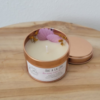 bougie-soin-energetique-energie-bien-etre-vegetale-artisanale-fait-main-fleurie-fleur-petales-paillettes-micas-joie-bonheur-ambre1