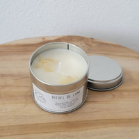 bougie-soin-energetique-energie-bien-etre-vegetale-artisanale-fait-main-fleurie-fleur-petales-paillettes-micas-rituel-lune-astres-planete