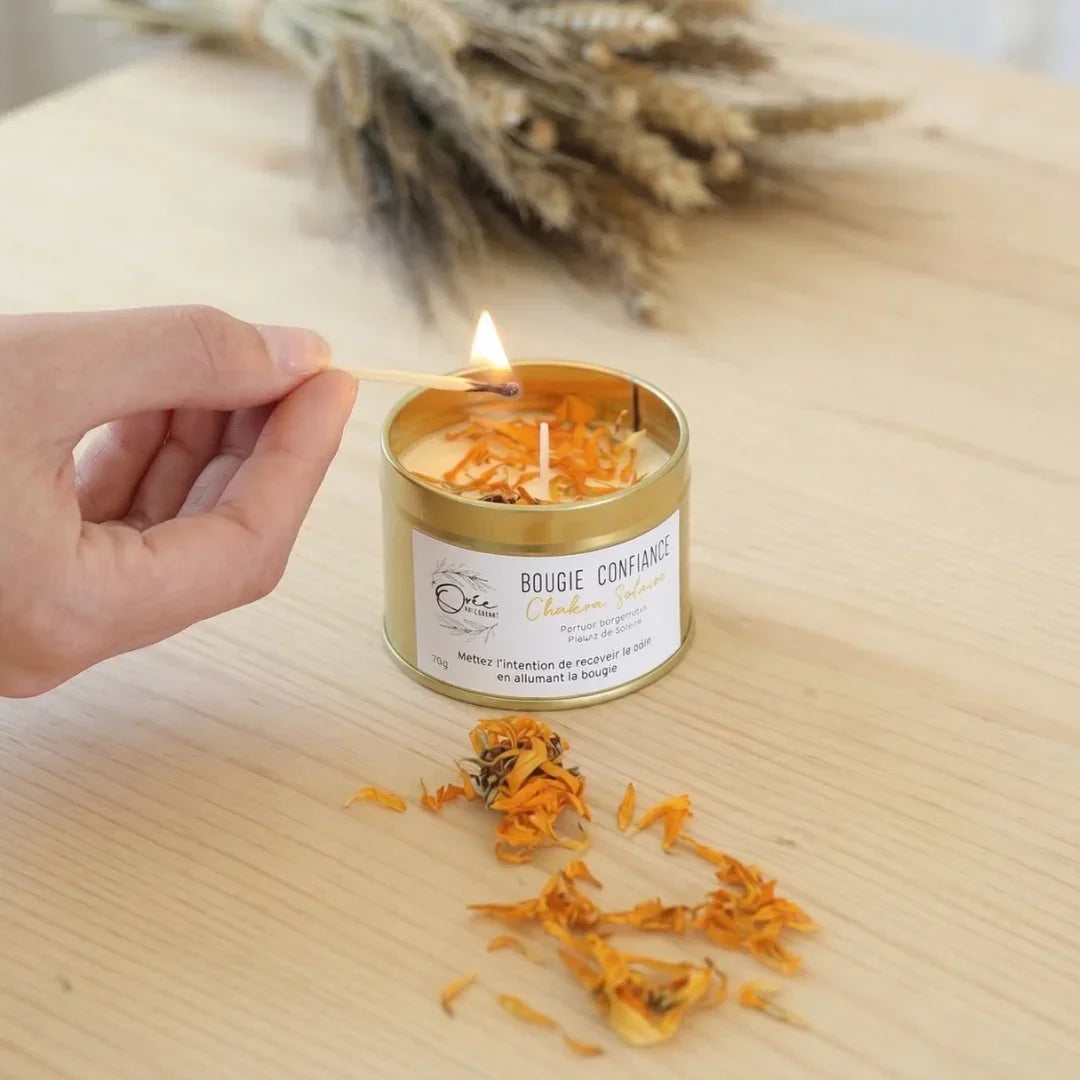bougie bien-être de soin énergétique chakra solaire confiance parfum bergamote main