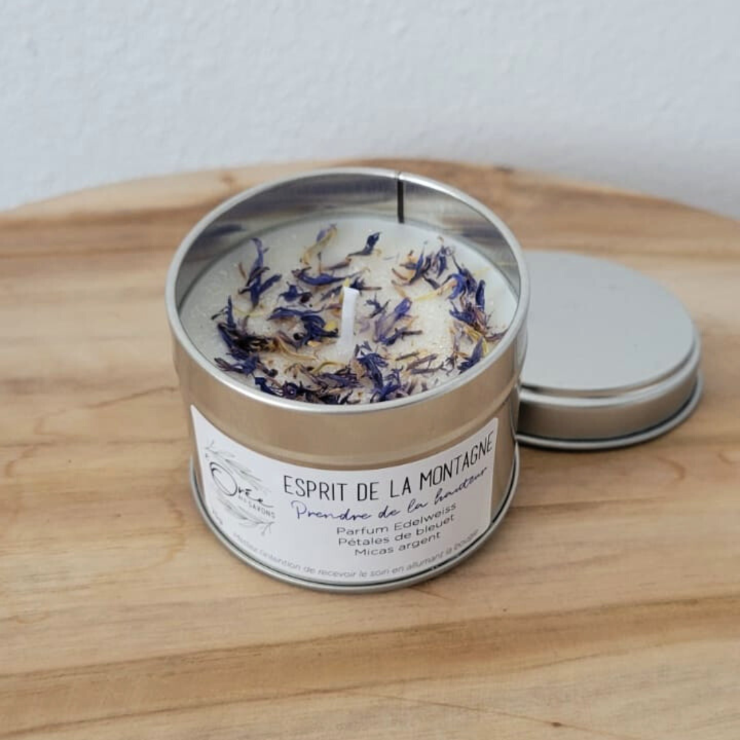 bougie-soin-energetique-energie-bien-etre-vegetale-artisanale-fait-main-fleurie-fleur-petales-paillette-micas-esprit-montagne-edelweiss1