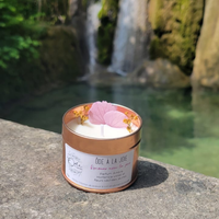 bougie-soin-energetique-energie-bien-etre-vegetale-artisanale-fait-main-fleurie-fleur-petales-paillettes-micas-joie-bonheur-ambreF