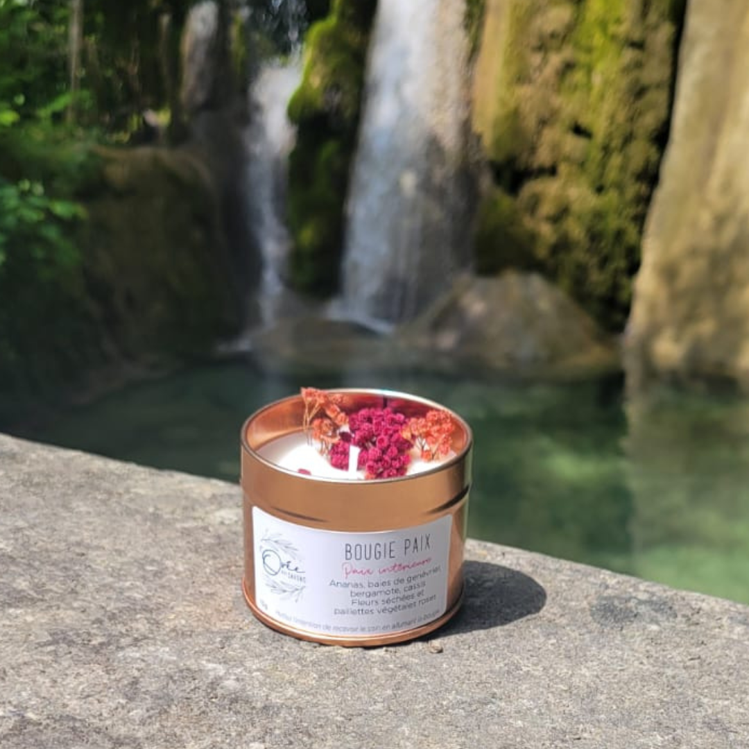 bougie-soin-energetique-energie-bien-etre-vegetale-artisanale-fait-main-fleurie-fleur-petales-paillettes-micas-paix-interieure-harmonieG