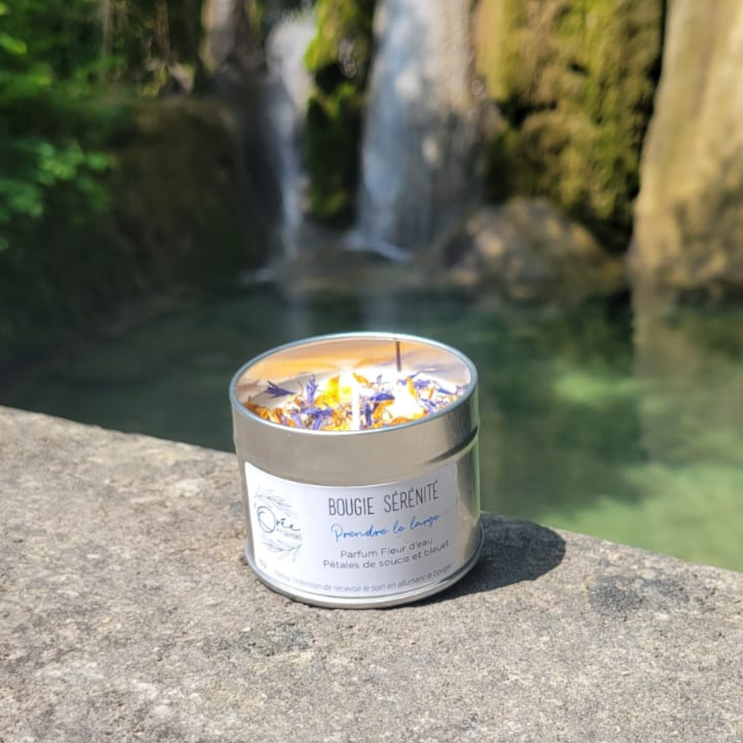 bougie-soin-energetique-energie-bien-etre-vegetale-artisanale-fait-main-fleurie-petales-paillette-micas-serenite-calme-fleur-eau-paixG