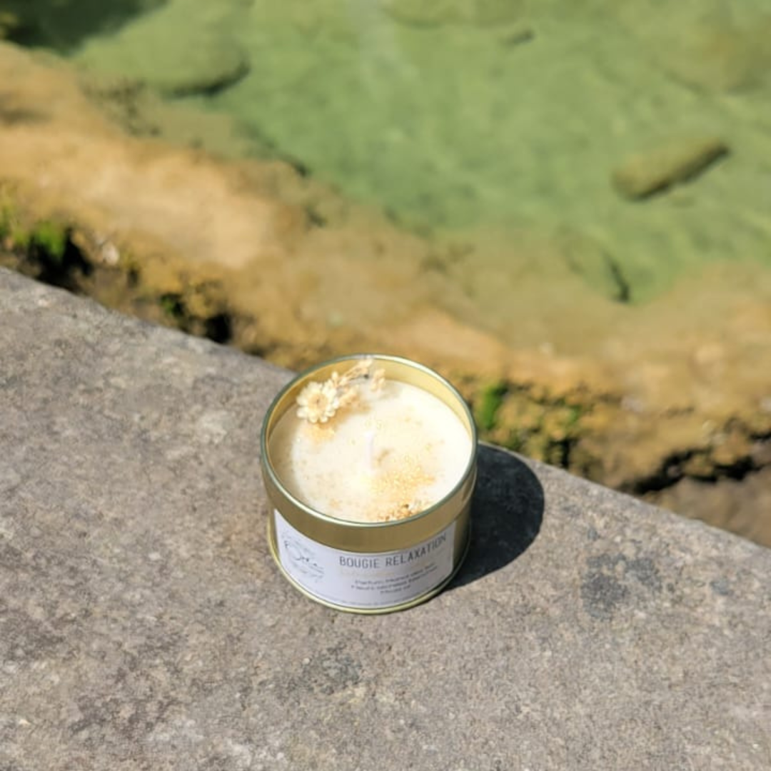 bougie-soin-energetique-energie-vegetale-artisanale-fait-main-fleurie-fleur-petales-relaxation-detente-monoi-iles-vanilleA