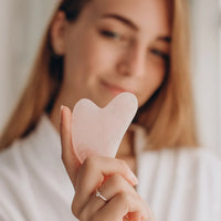 gua sha quartz rose pour le massage drainage lymphatique du visage