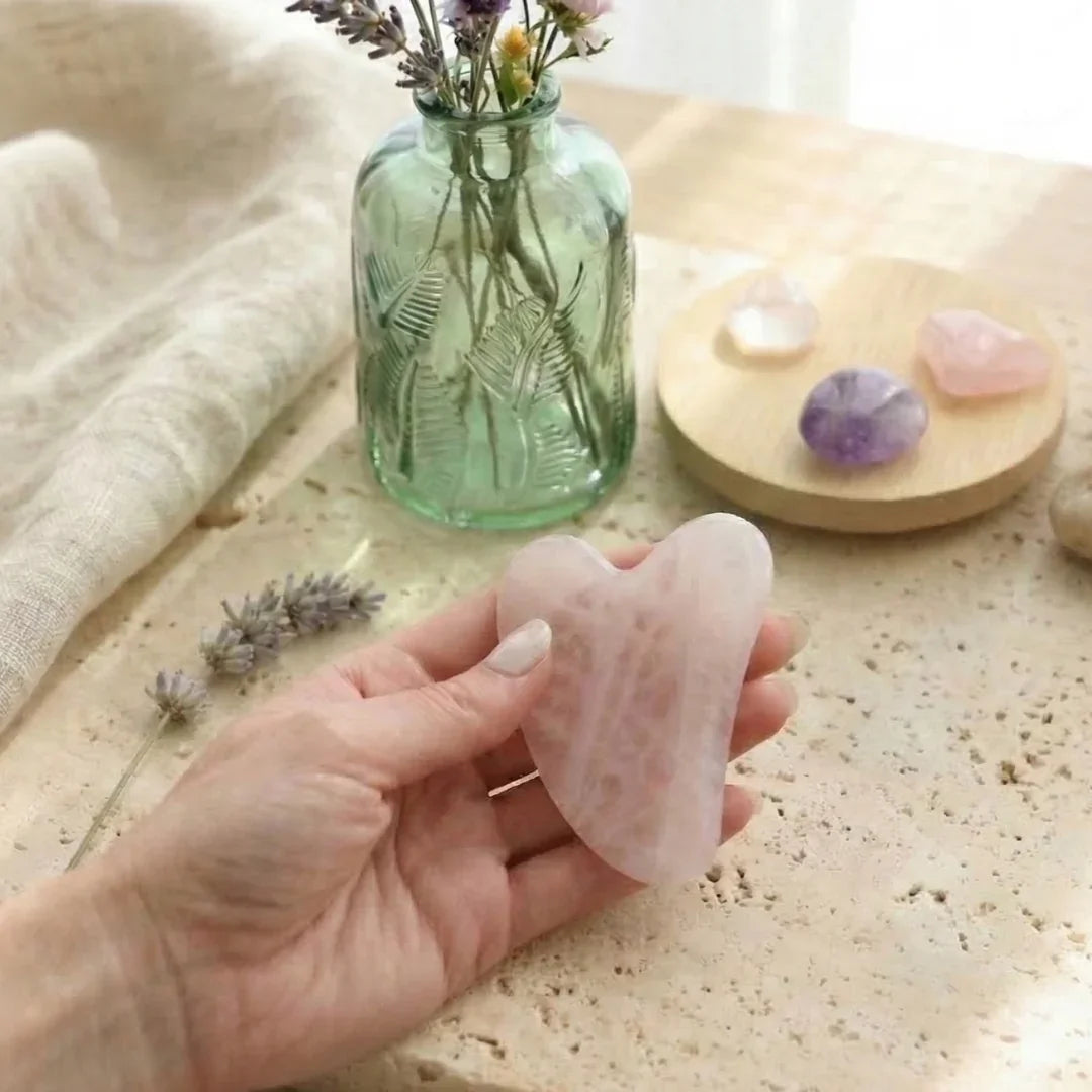 gua sha pour le massage drainage lymphatique du visage en quartz rose