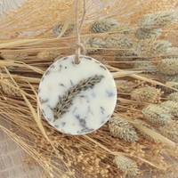 suspension-medaillon-parfume-soin-energetique-suspendre-parfumer-parfum-grasse-fleurs-sechees-petales-armoire-penderie-linge-propre-lavande-detente-mites2
